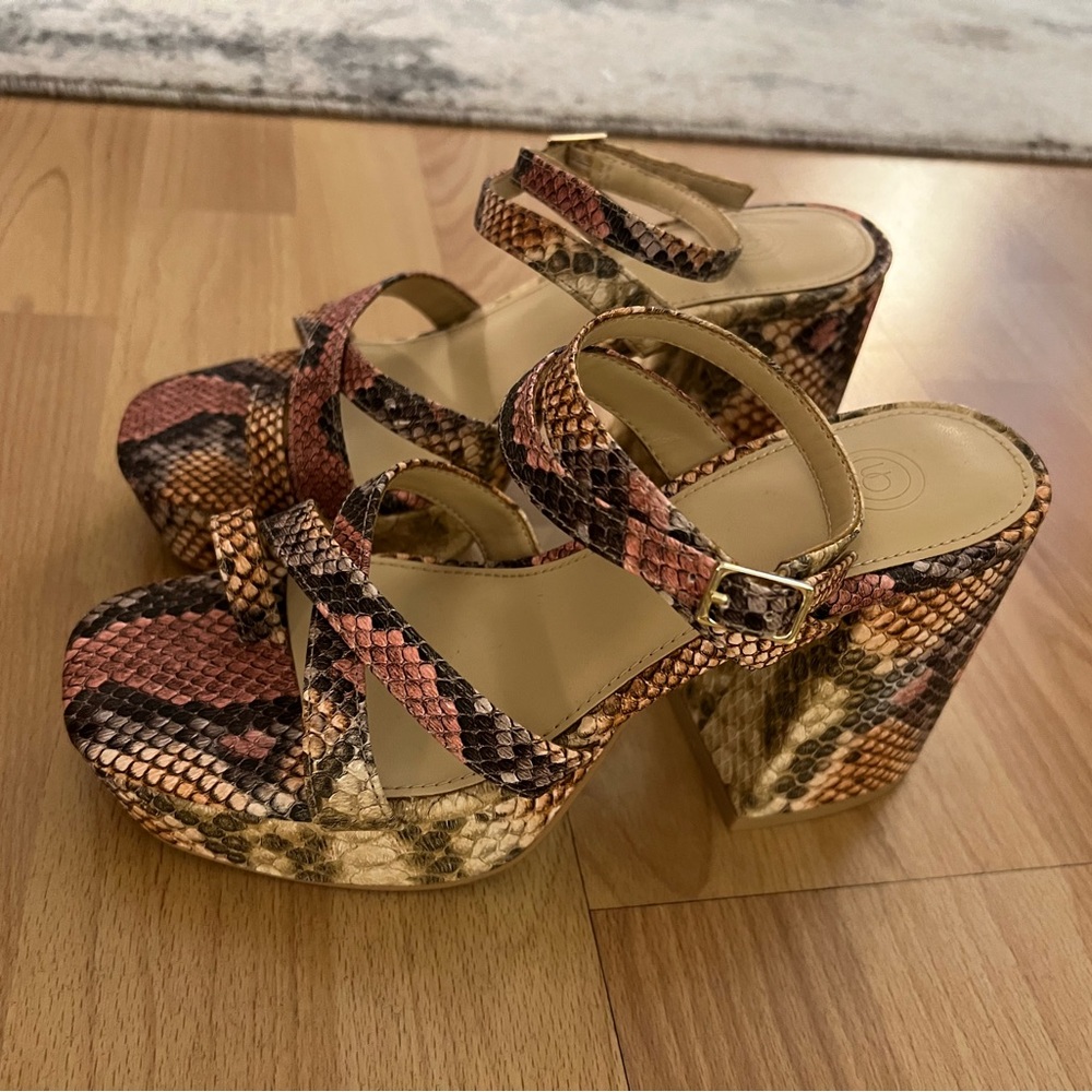 New UO Gigi Strappy Platform Sandal Snake Size 6